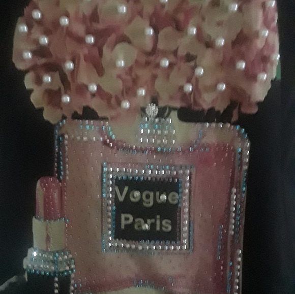 Black top with 3D embellishment - Picture 3 of 8